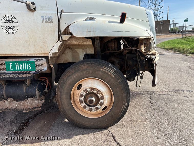 image for item EW0028 2005 International 7400 refuse truck