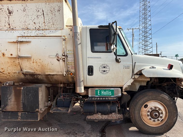 image for item EW0028 2005 International 7400 refuse truck