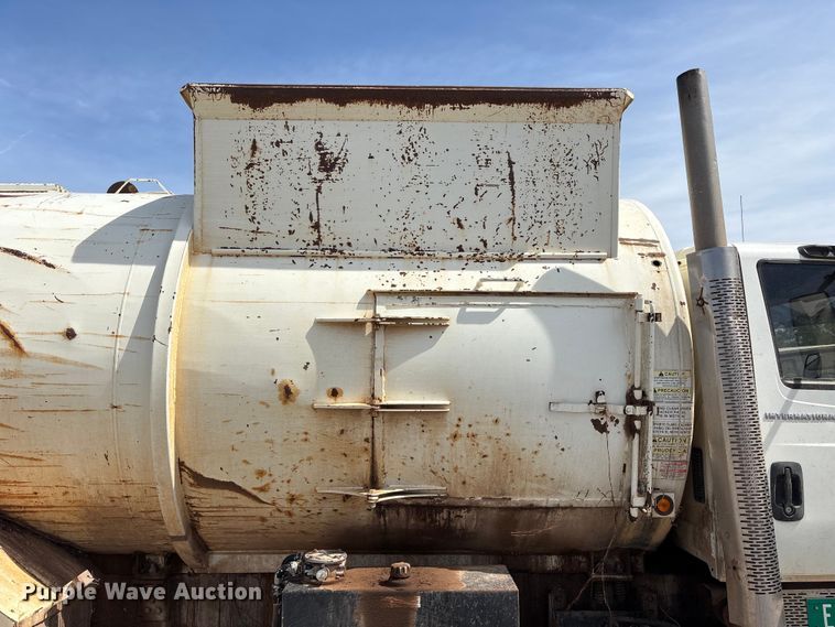 image for item EW0028 2005 International 7400 refuse truck