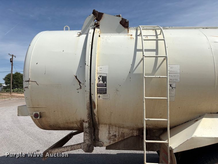 image for item EW0028 2005 International 7400 refuse truck