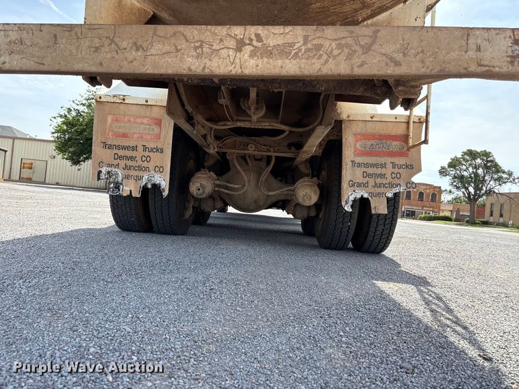 image for item EW0028 2005 International 7400 refuse truck