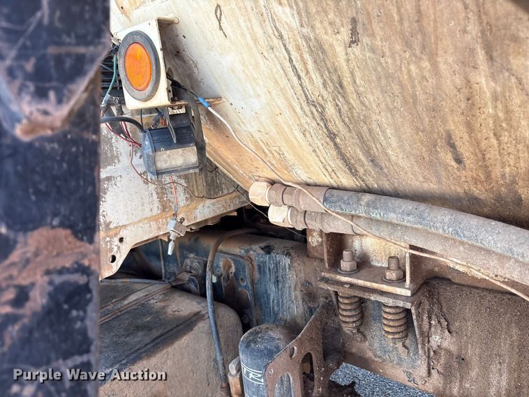 image for item EW0028 2005 International 7400 refuse truck