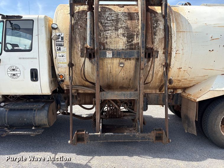 image for item EW0028 2005 International 7400 refuse truck