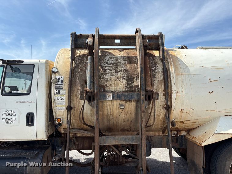 image for item EW0028 2005 International 7400 refuse truck