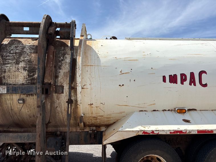 image for item EW0028 2005 International 7400 refuse truck