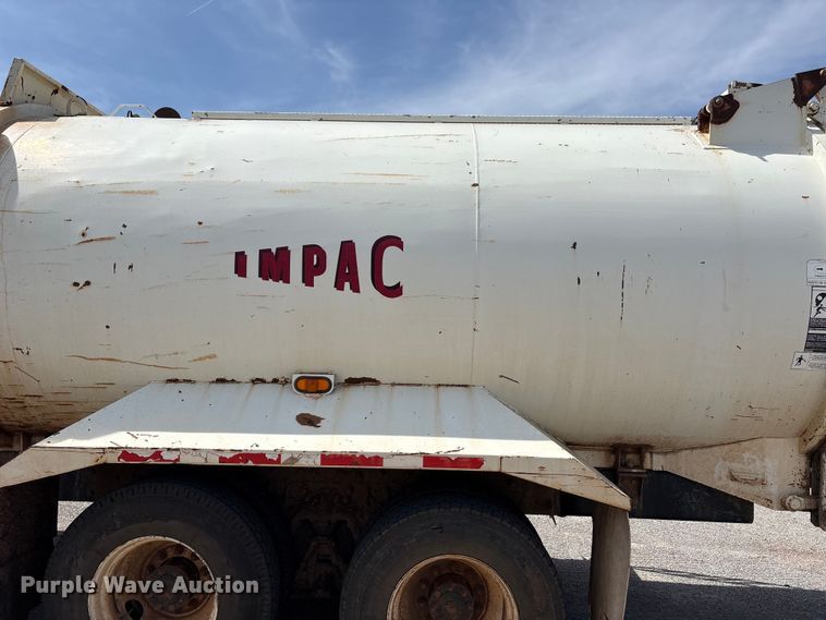 image for item EW0028 2005 International 7400 refuse truck