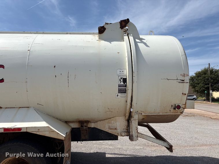 image for item EW0028 2005 International 7400 refuse truck