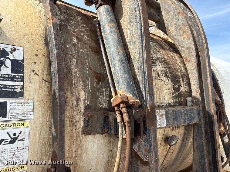 image for item EW0028 2005 International 7400 refuse truck