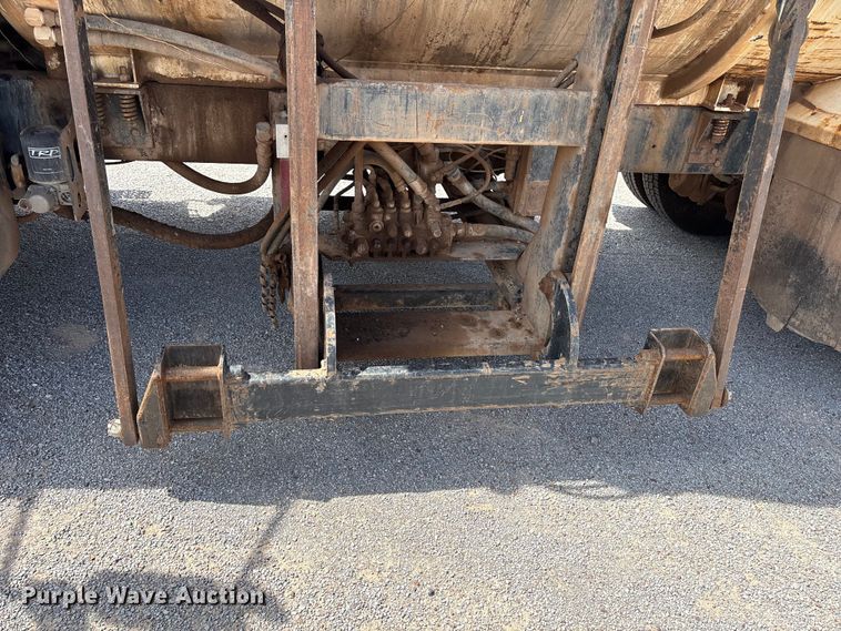 image for item EW0028 2005 International 7400 refuse truck