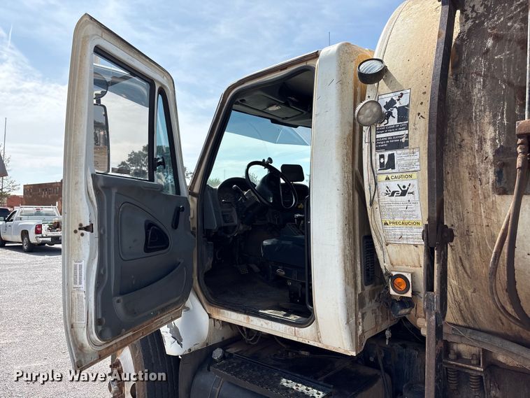 image for item EW0028 2005 International 7400 refuse truck