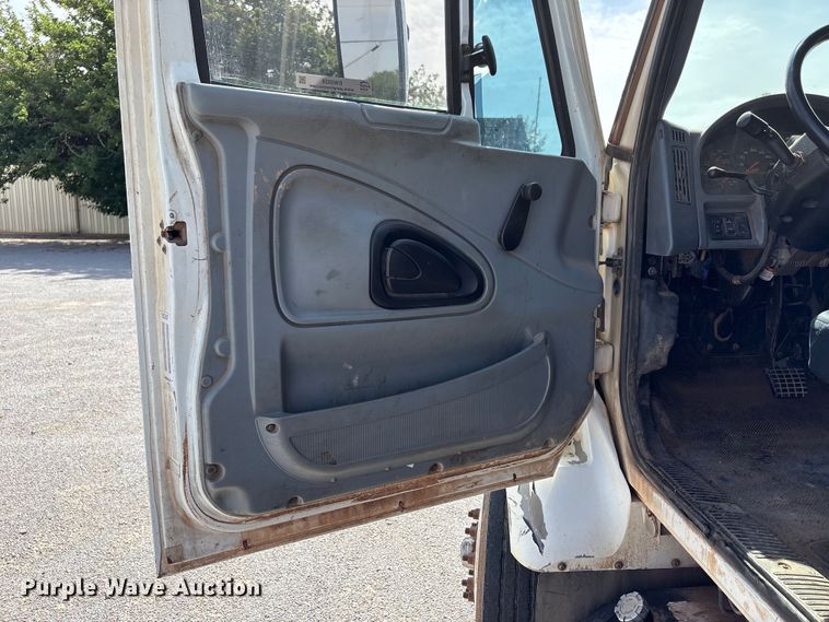 image for item EW0028 2005 International 7400 refuse truck
