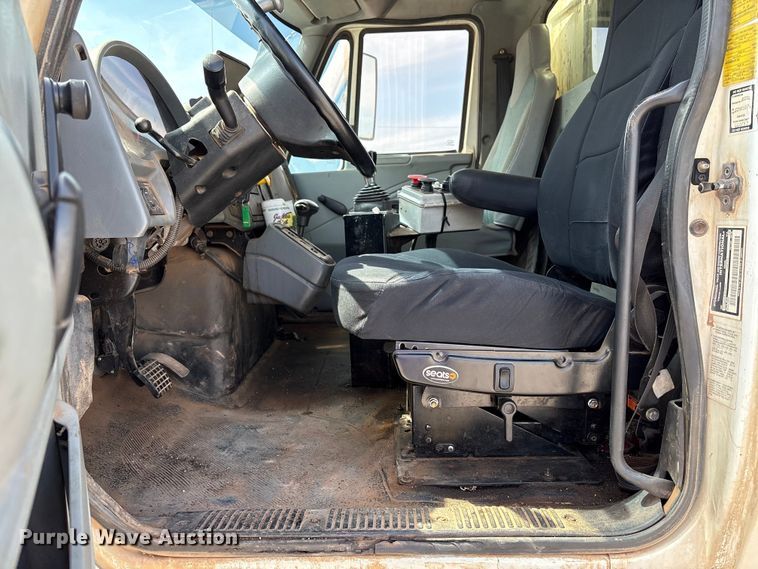 image for item EW0028 2005 International 7400 refuse truck