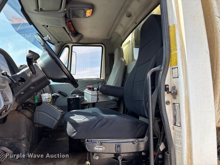 image for item EW0028 2005 International 7400 refuse truck