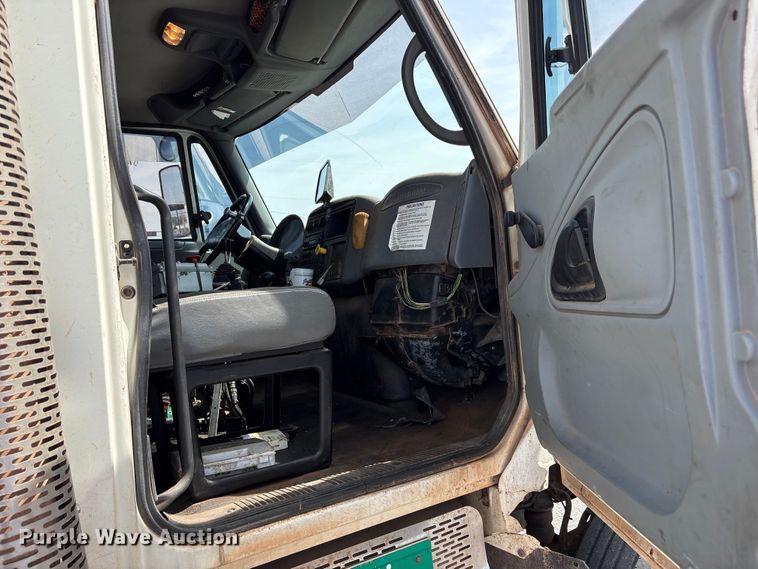 image for item EW0028 2005 International 7400 refuse truck