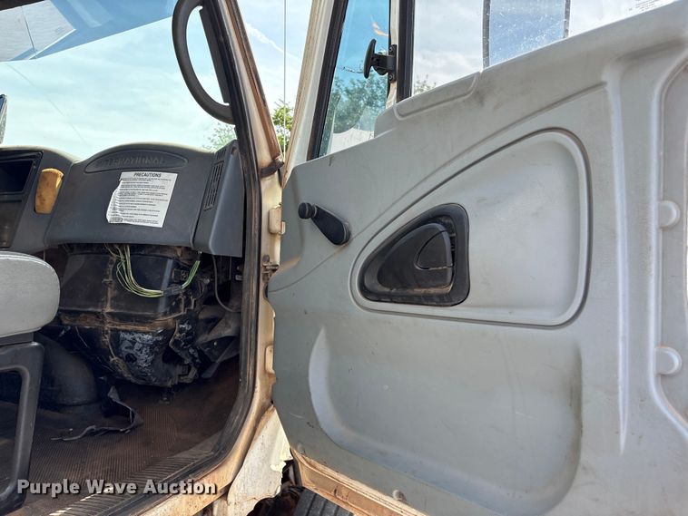 image for item EW0028 2005 International 7400 refuse truck
