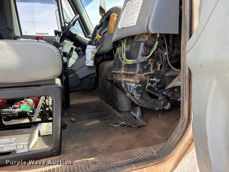 image for item EW0028 2005 International 7400 refuse truck