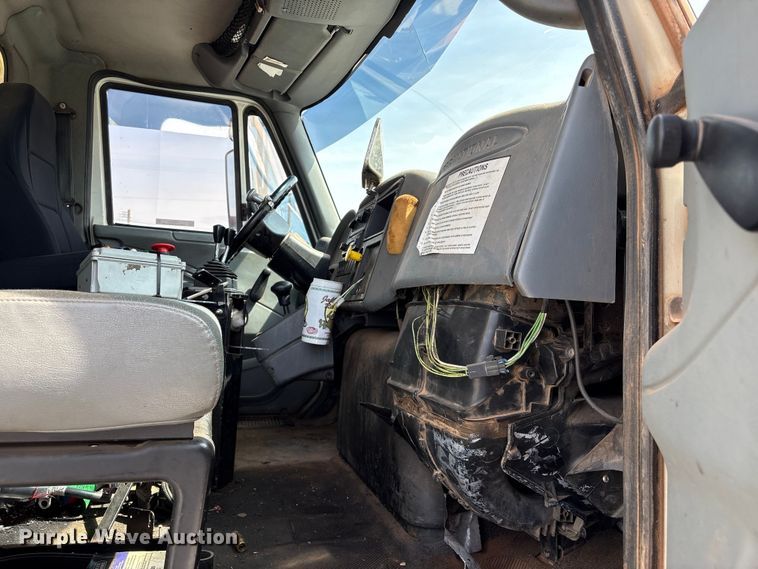 image for item EW0028 2005 International 7400 refuse truck