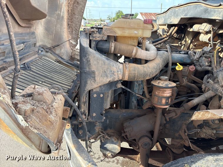 image for item EW0028 2005 International 7400 refuse truck