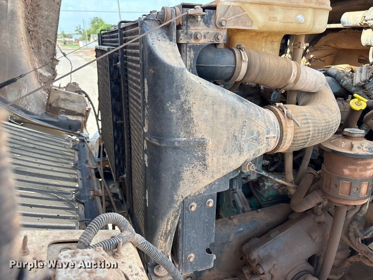 image for item EW0028 2005 International 7400 refuse truck