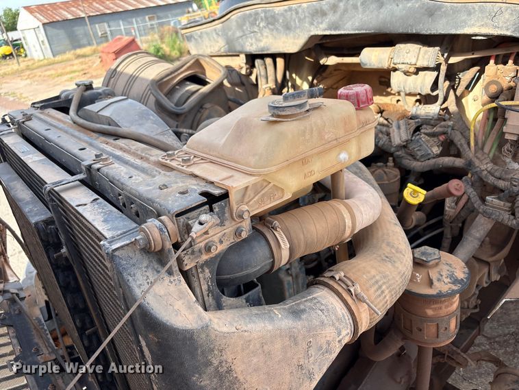 image for item EW0028 2005 International 7400 refuse truck