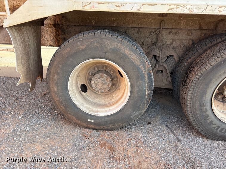 image for item EW0028 2005 International 7400 refuse truck