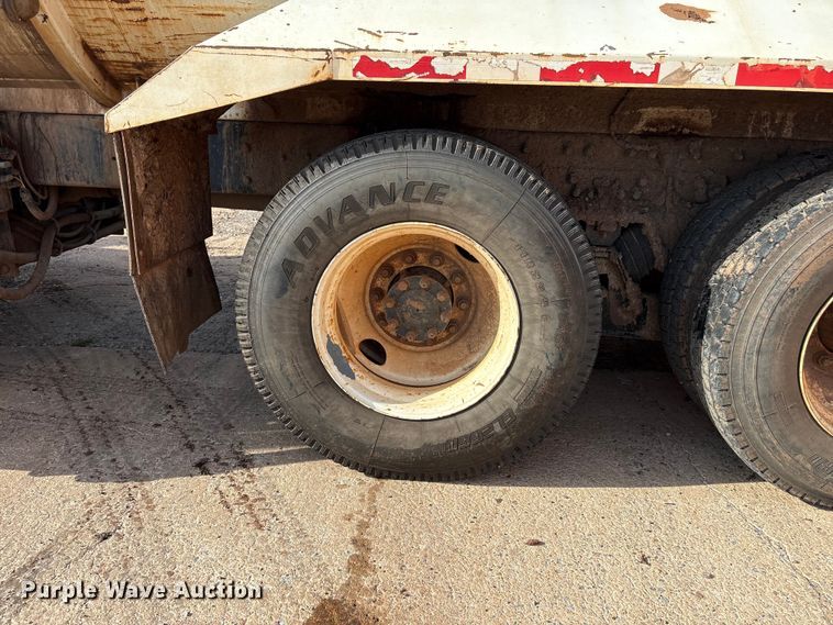 image for item EW0028 2005 International 7400 refuse truck