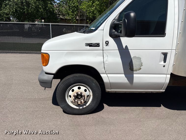 image for item EW0057 2005 Ford E450 Super Duty box truck