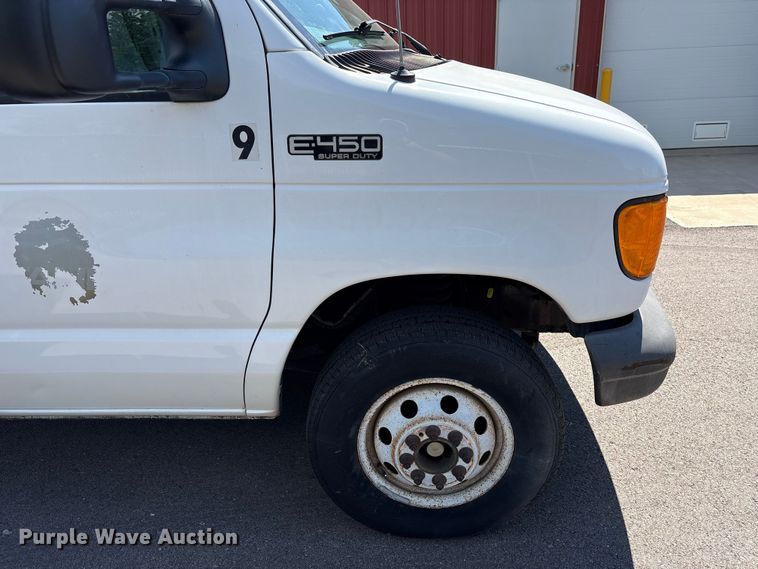 image for item EW0057 2005 Ford E450 Super Duty box truck