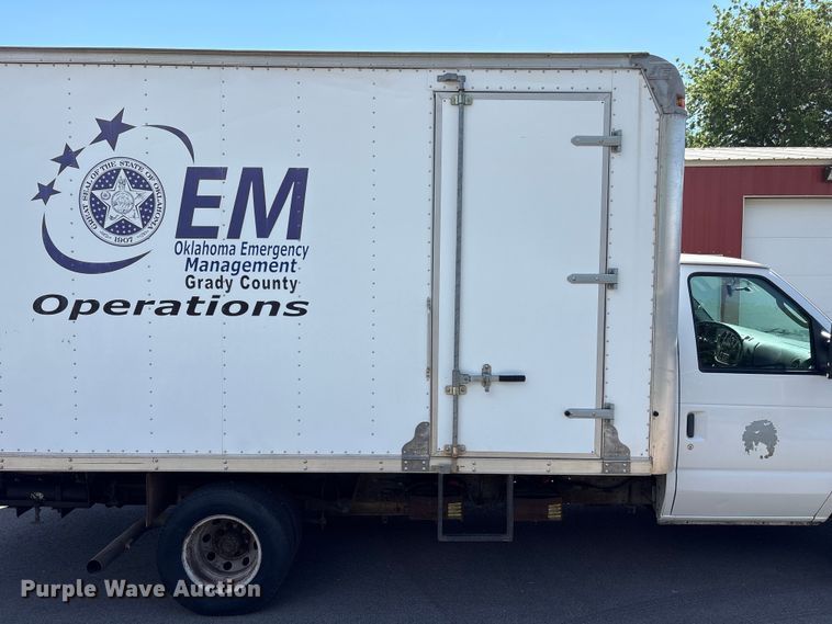 image for item EW0057 2005 Ford E450 Super Duty box truck
