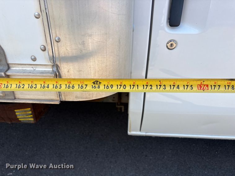 image for item EW0057 2005 Ford E450 Super Duty box truck
