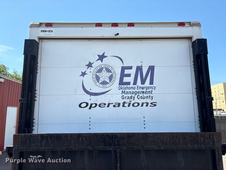 image for item EW0057 2005 Ford E450 Super Duty box truck