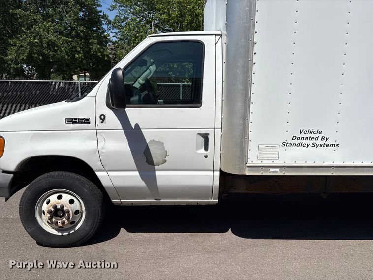 image for item EW0057 2005 Ford E450 Super Duty box truck