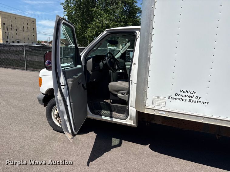image for item EW0057 2005 Ford E450 Super Duty box truck