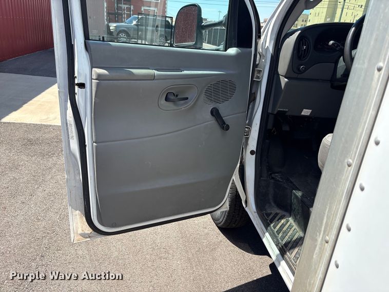 image for item EW0057 2005 Ford E450 Super Duty box truck