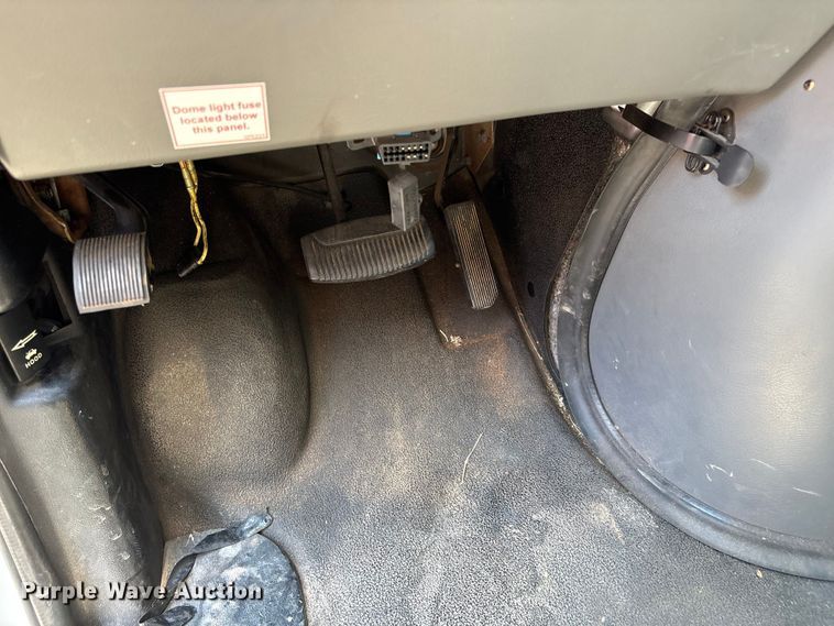 image for item EW0057 2005 Ford E450 Super Duty box truck
