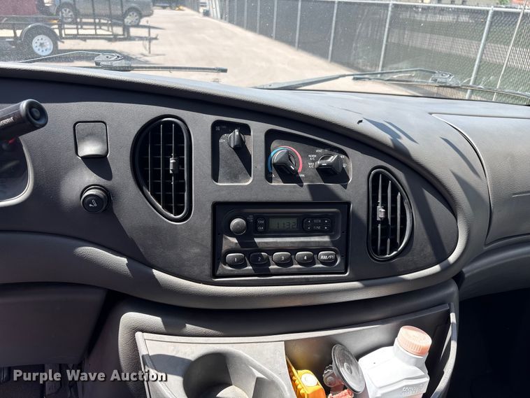 image for item EW0057 2005 Ford E450 Super Duty box truck