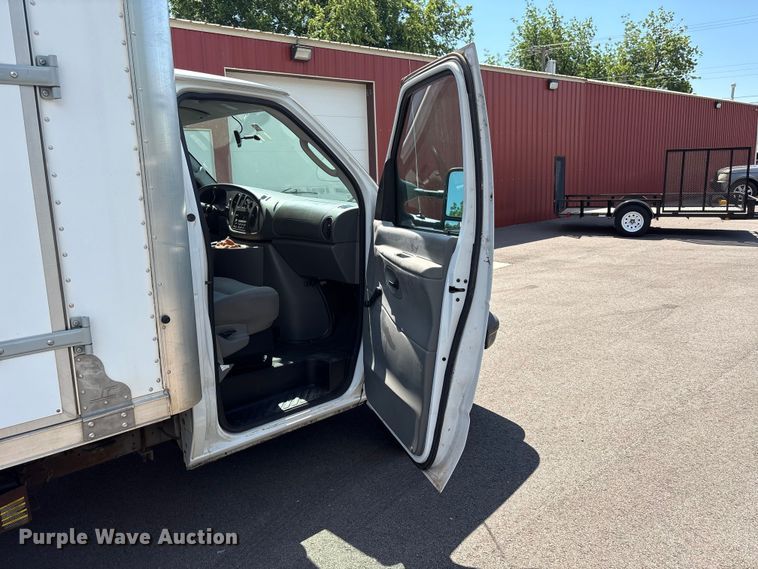 image for item EW0057 2005 Ford E450 Super Duty box truck