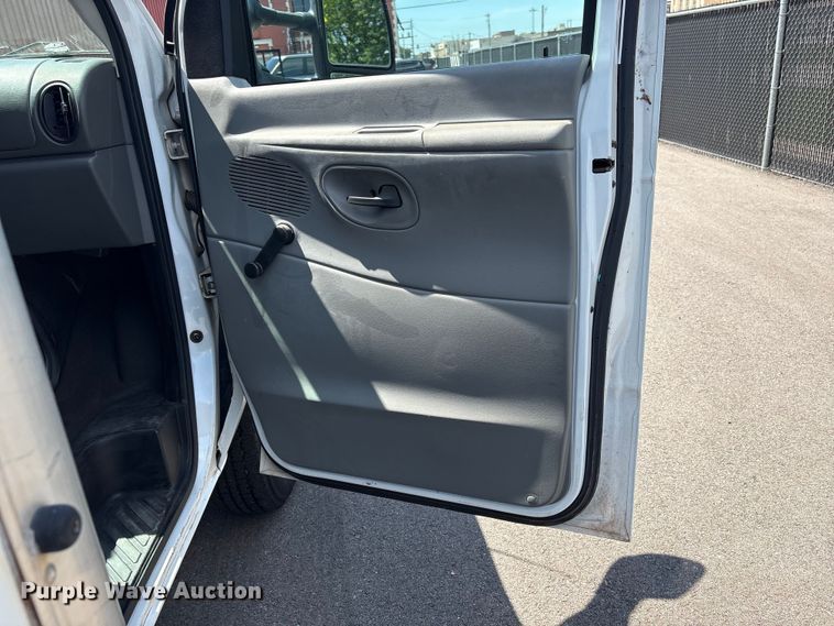 image for item EW0057 2005 Ford E450 Super Duty box truck