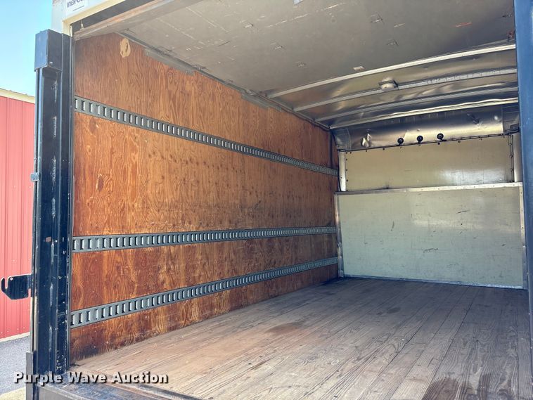 image for item EW0057 2005 Ford E450 Super Duty box truck
