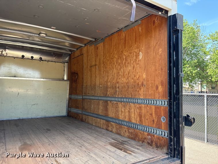 image for item EW0057 2005 Ford E450 Super Duty box truck