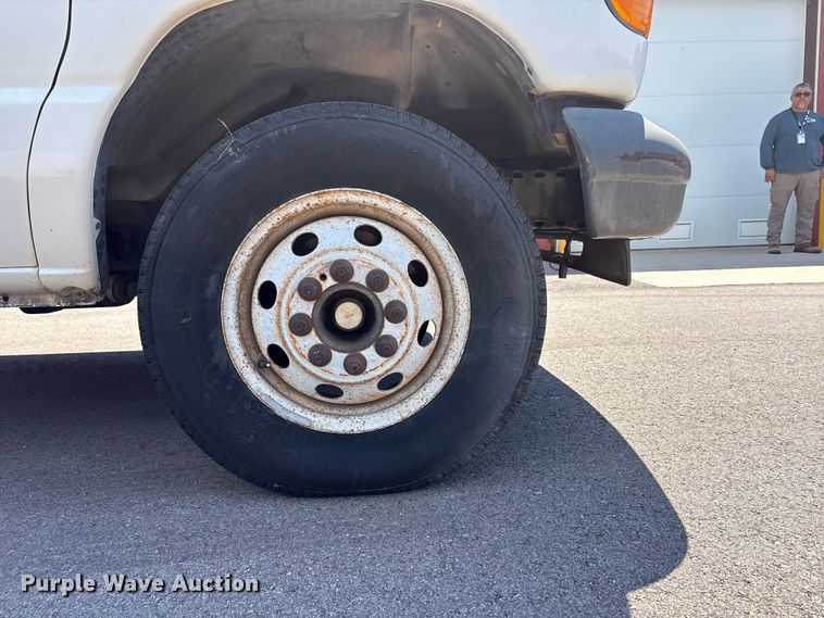 image for item EW0057 2005 Ford E450 Super Duty box truck
