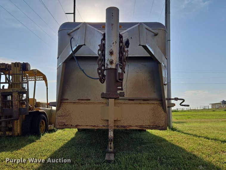 image for item EW0155 2002 Gooseneck livestock trailer