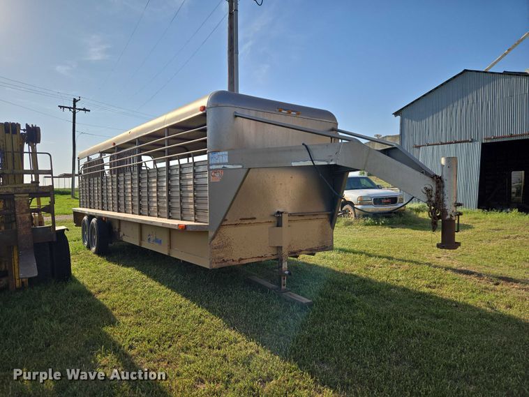 image for item EW0155 2002 Gooseneck livestock trailer