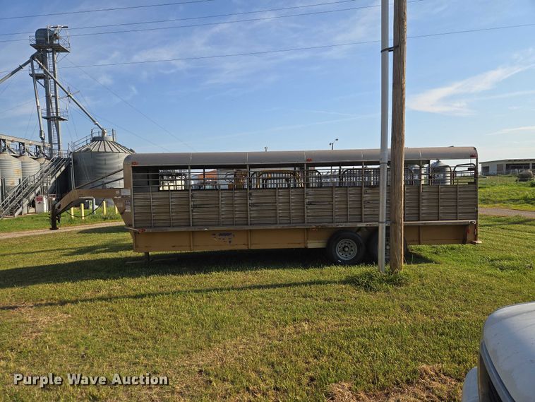 image for item EW0155 2002 Gooseneck livestock trailer