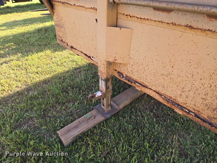 image for item EW0155 2002 Gooseneck livestock trailer