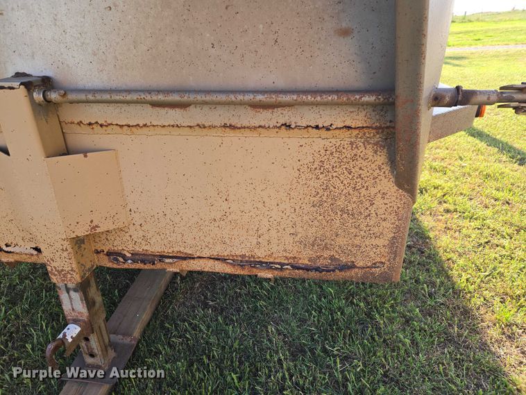 image for item EW0155 2002 Gooseneck livestock trailer