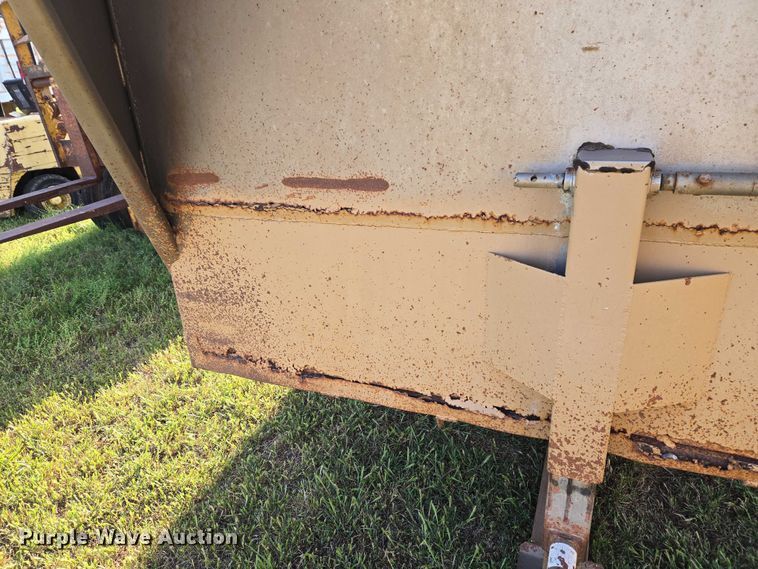image for item EW0155 2002 Gooseneck livestock trailer