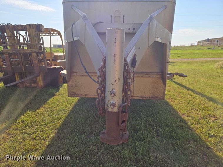 image for item EW0155 2002 Gooseneck livestock trailer