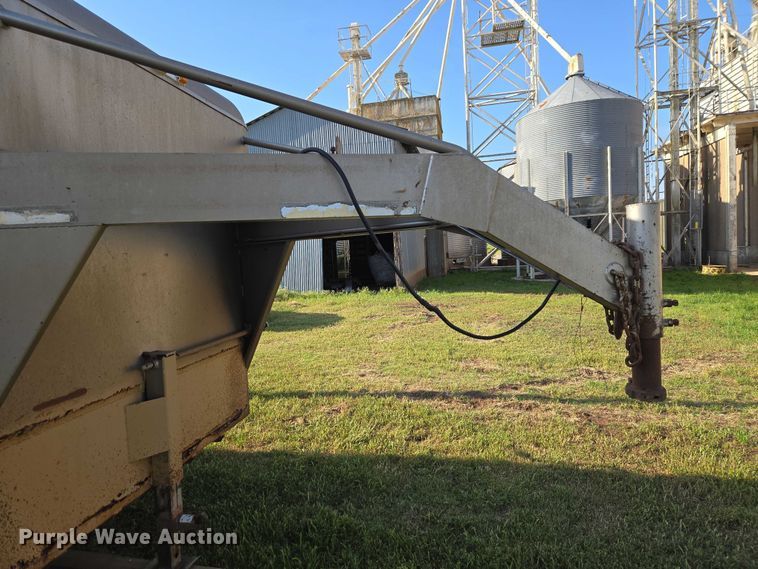 image for item EW0155 2002 Gooseneck livestock trailer