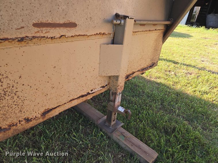 image for item EW0155 2002 Gooseneck livestock trailer